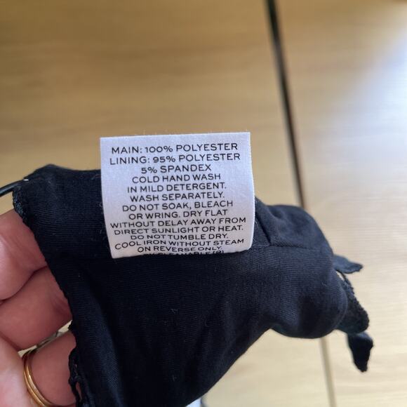 NWT Rumer The Label Tropez Crop Top in Black Floral Lace Crochet Size Medium - Picture 6 of 6